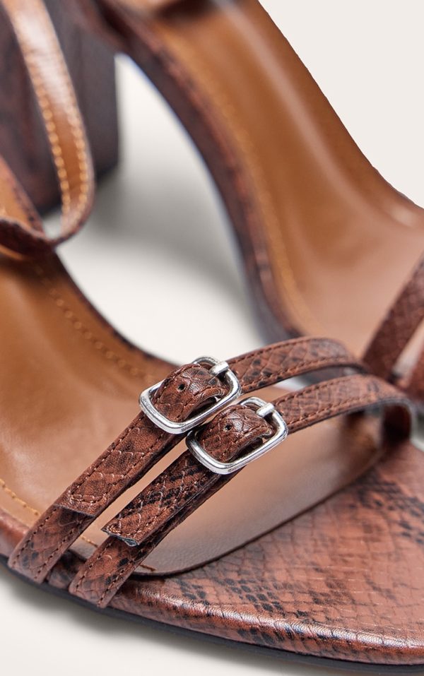 4809d32e253478507123b76885682a996810f355_CNL3570_4_snake_pu_square_toe_buckle_detail_block_heeled_sandal