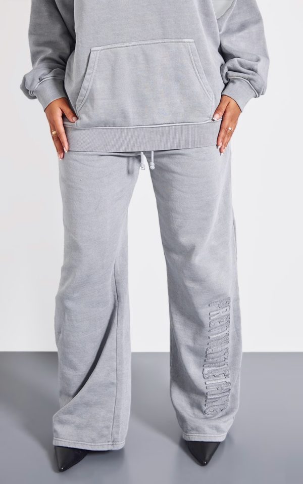 4853c3eb1e639cf2cb82b19ba97254ab9662d695_CNK5650_2_prettylittlething_shape_grey_joggers-1