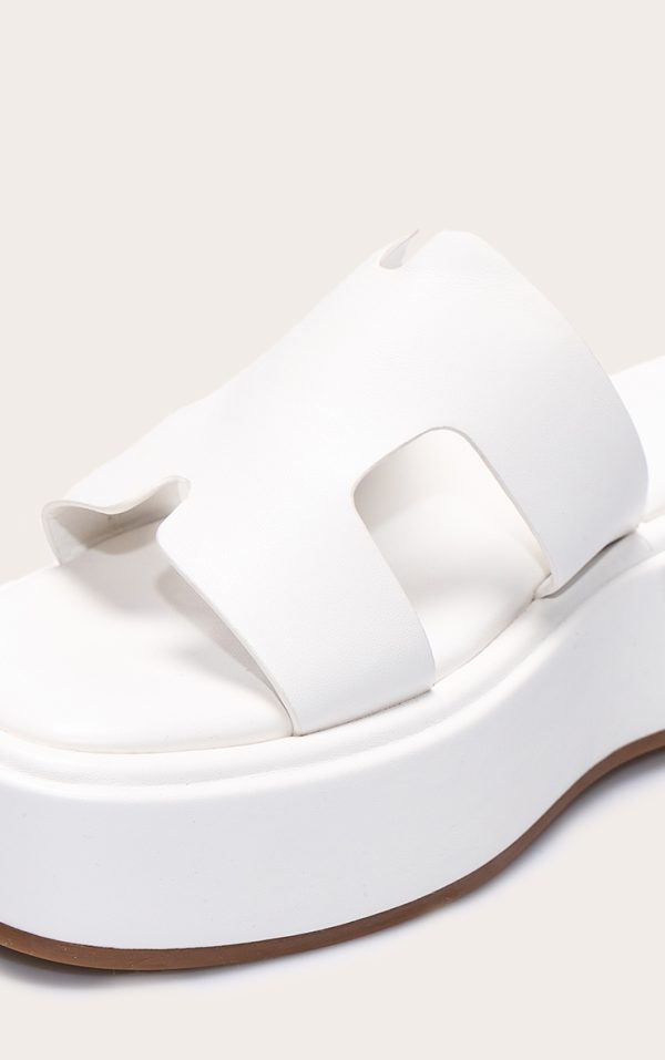 4b58e69185bececc138dc235a22ddc47cda493f9_CNL6595_4_white_pu_strap_round_toe_flatform_sandals