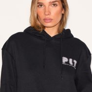 4bd267931b0688741edbfdec88b3177e03944d64_CNK9275_4_prettylittlething_black_printed_oversized_hoodie