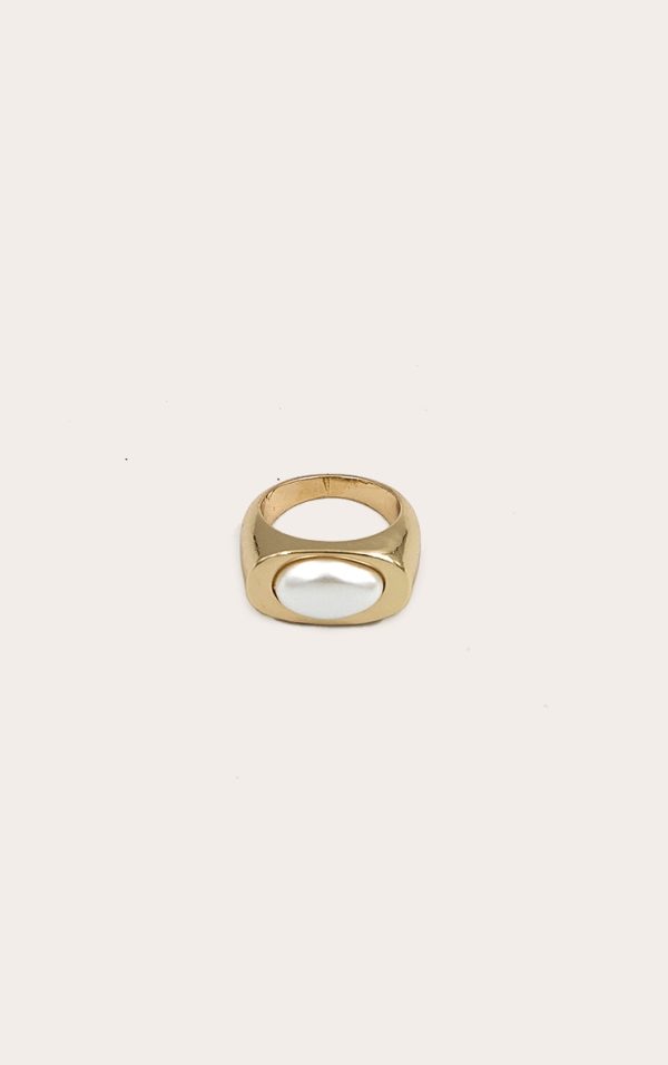 4f33172296b49e94c5df4e99814220d39dd9f1bd_CNN3230_2_gold_smooth_pearl_ring