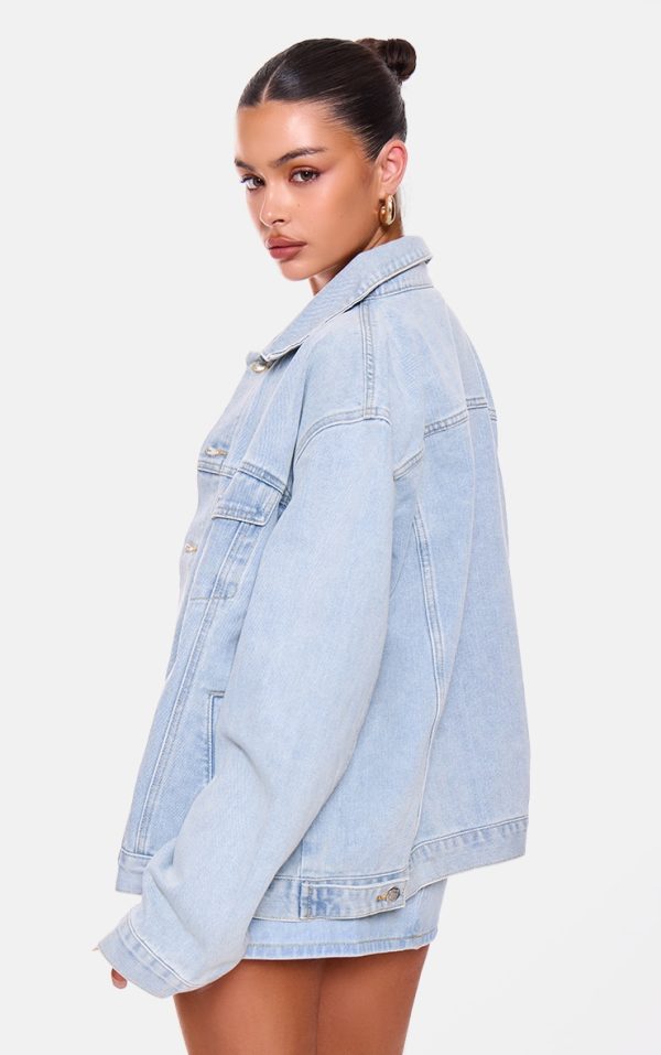 4f3d5828f33b8a10b3e242c17eefb0b2c0e8f995_CMK8838_2_prettylittlething_light_blue_wash_oversized_boyfriend_denim_jacket