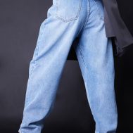 502897e83535ca0a57f78dc5b7b22ca9db17258f_CMU3655_3_prettylittlething_petite_l28_light_wash_boyfriend_jeans