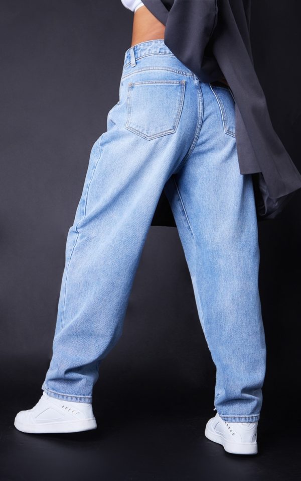 502897e83535ca0a57f78dc5b7b22ca9db17258f_CMU3655_3_prettylittlething_petite_l28_light_wash_boyfriend_jeans