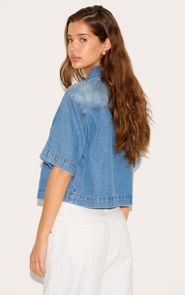 5091467ce72145bb267721fc130dff43c0f14b19_CNM2518_2_mid_blue_wash_short_sleeve_pocket_detail_denim_shirt