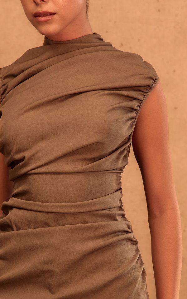 52e90efab579a3f6e1226baa6e9bfb0844648fee_CNL8333_4_plt_label_dark_taupe_tailored_extreme_ruched_asymmetric_top