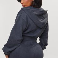 531fc509883f2b67116f3cd4341f0ef002050ee4_CNK0465_2_prettylittlething_shape_washed_charcoal_cargo_cropped_hoodie