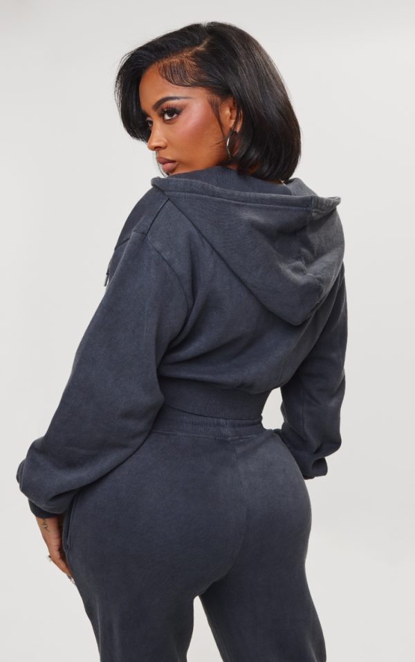 531fc509883f2b67116f3cd4341f0ef002050ee4_CNK0465_2_prettylittlething_shape_washed_charcoal_cargo_cropped_hoodie