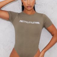 557cd1aebf43cae6cfdc3f84a4514f41a36baeab_CNF2380_2_prettylittlething_logo_sage_khaki_short_sleeve_bodysuit