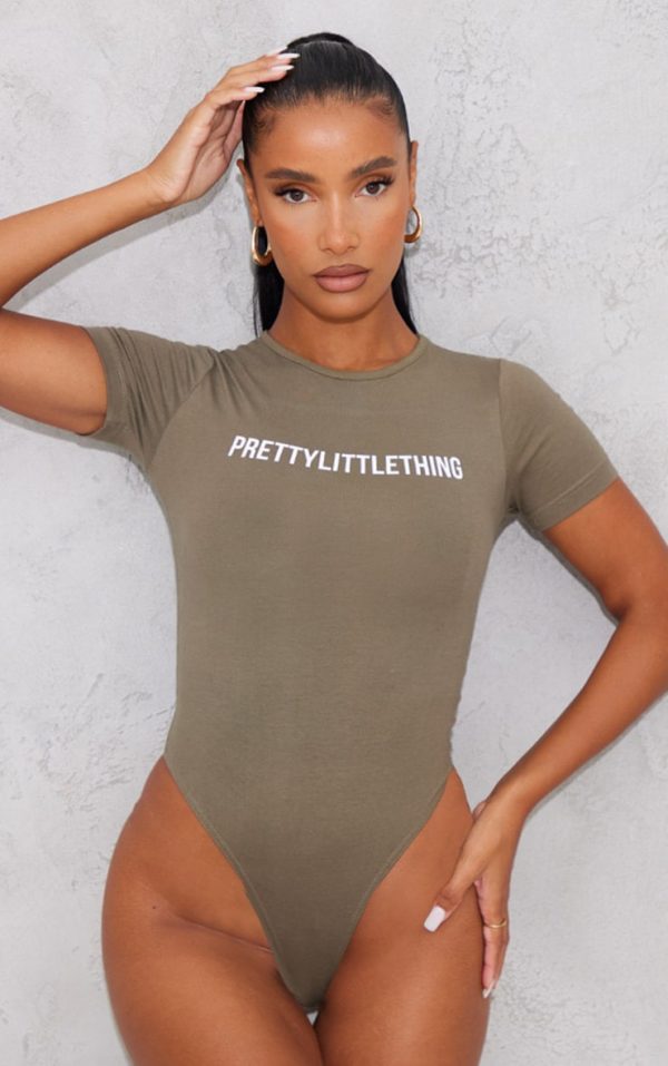 557cd1aebf43cae6cfdc3f84a4514f41a36baeab_CNF2380_2_prettylittlething_logo_sage_khaki_short_sleeve_bodysuit