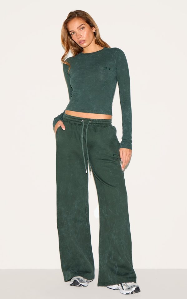 558cf6c8ce6712738dbe3bab87ddd86431135414_CNK5070_1_prettylittlething_forest_green_washed_low_rise_oversized_wide_leg_joggers