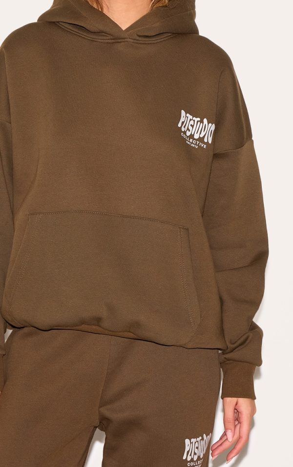 58efe85dfecb4d6c2066c29d29be7dcc704022b1_CNL4257_4_prettylittlething_taupe_studio_print_oversized_hoodie