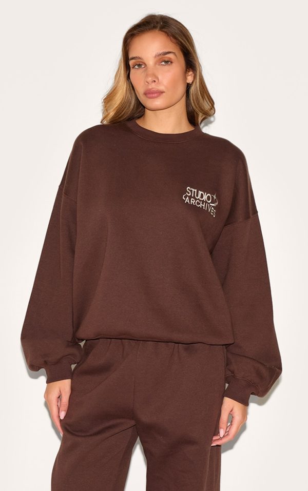 59f7e66fe9d87ff647ca0125a2a78dcf3e726b41_CNM4804_1_chocolate_studio_archives_embroidered_oversized_sweatshirt