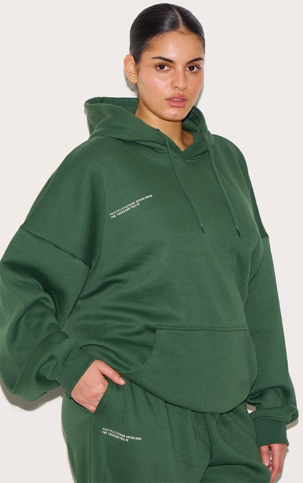 5a25aa45ab8c739de61894be8a7967efdeb18704_CNG1358_4_prettylittlething_plus_forest_green_est_2012_printed_oversized_hoodie
