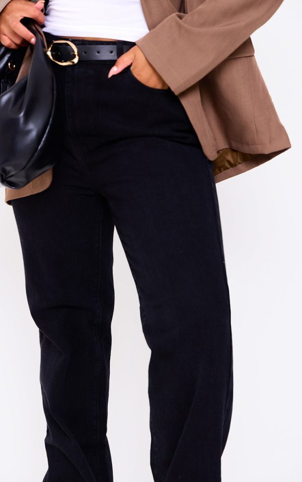 5cbe0a0891fd7d7553a620a66e6aad7c3830f132_CMM6223_4_prettylittlething_plus_black_long_leg_straight_jeans