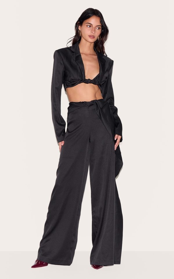 5d7630d3c925f0cb09d5a658dae03c5ff9b218a8_CNL6867_3_black_twist_detail_long_sleeve_cropped_blazer