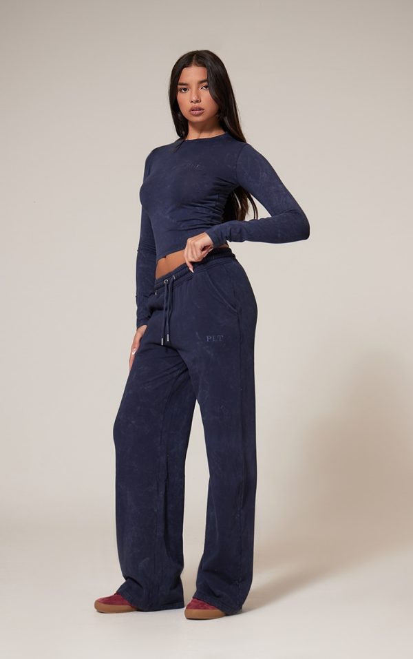 5dc982ae4443c4c1650a0bf2ebf2fe67695fee1c_CNK5074_3_prettylittlething_navy_washed_longline_cotton_long_sleeve_fitted_t_shirt