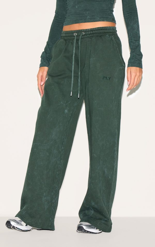 5fa89db8083022cb383eb7614f4ec0b7bde9c010_CNK5070_2_prettylittlething_forest_green_washed_low_rise_oversized_wide_leg_joggers