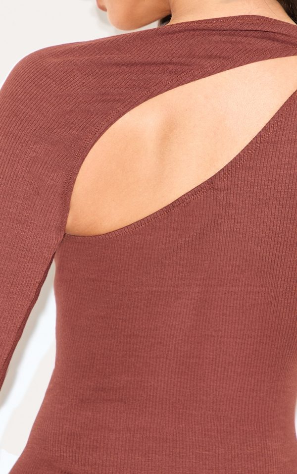 61db384d431b98ed79040bc67ca26d175f21cfa8_CNM1861_4_petite_chocolate_ribbed_one_sleeve_maxi_dress