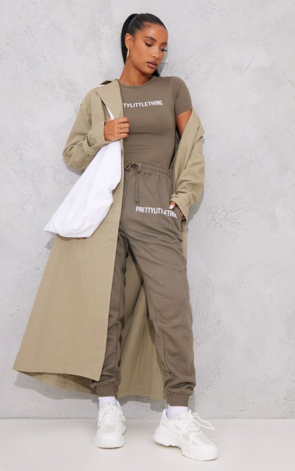 62086f84a93fa56716529073abe13a410d95904a_CNF2380_3_prettylittlething_logo_sage_khaki_short_sleeve_bodysuit