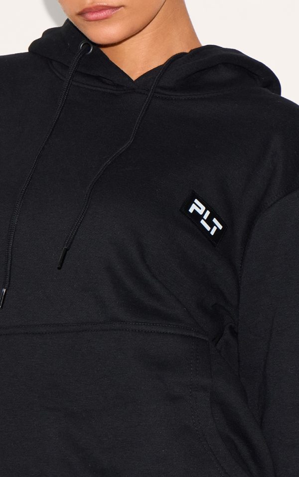 62117c4e8d04e2b06426e7170b436455e4c9d945_CNH5023_4_prettylittlething_petite_black_badge_detail_oversize_hoodie
