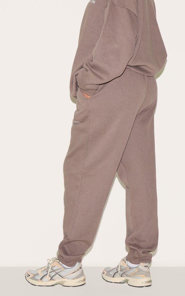 631f9c42c9253e4358c24ede8ad2ad1478fab550_CNE5752_3_prettylittlething_plus_charcoal_grey_oversized_slogan_joggers