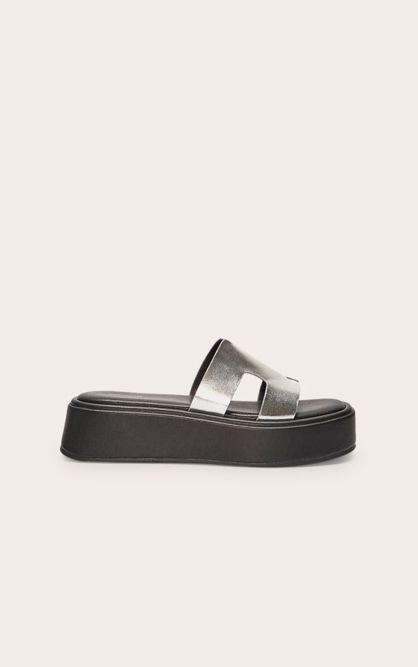 63d94662b5392792df5559dd518e2bdf036ef2ac_CNL6592_1_silver_pu_strap_round_toe_flatform_sandals
