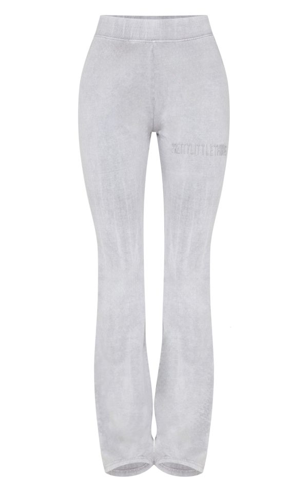648266463e19c8edb57d557460e4d75c8acca6d1_CNK5266_5_prettylittlething_light_grey_embossed_logo_washed_skinny_flare_trousers