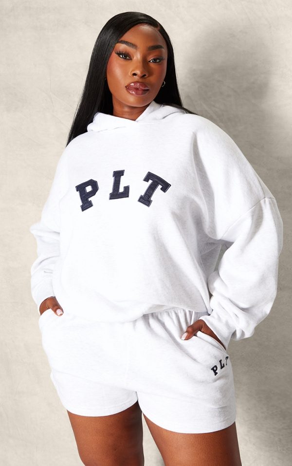 6519c7587e3317007387653d78cb9a82d4f1b54a_CNI4889_1_prettylittlething_plus_ash_grey_logo_oversized_hoodie