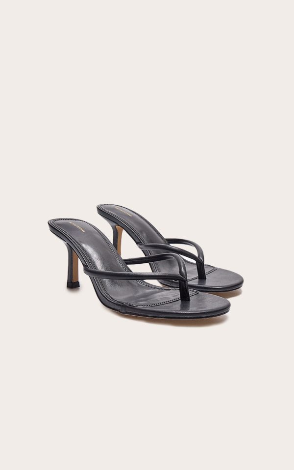 65545cc0f1e21c0c45b6e101d471f5b374f2d3ed_CNK0118_2_black_pu_toe_thong_heeled_mules