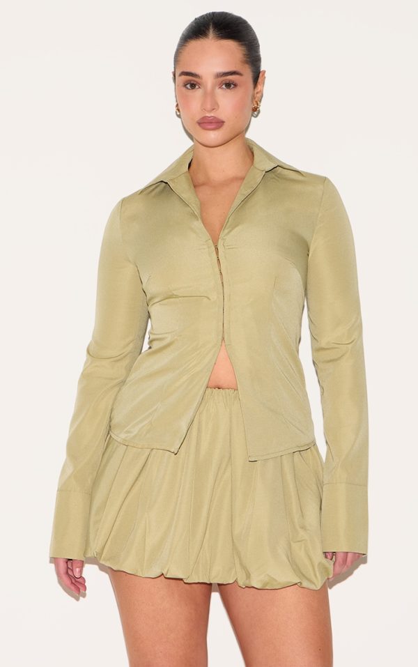 667af8cd13c1022bf55614f4e948bfcd91b6a67b_CNM1018_1_shape_olive_hook_and_eye_split_front_cinched_shirt