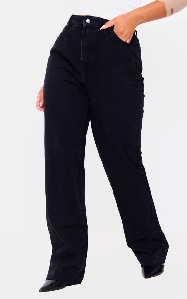 66cd55dbb19b4e490cebc6dd6d71ca94b6a89696_CMM6223_2_prettylittlething_plus_black_long_leg_straight_jeans