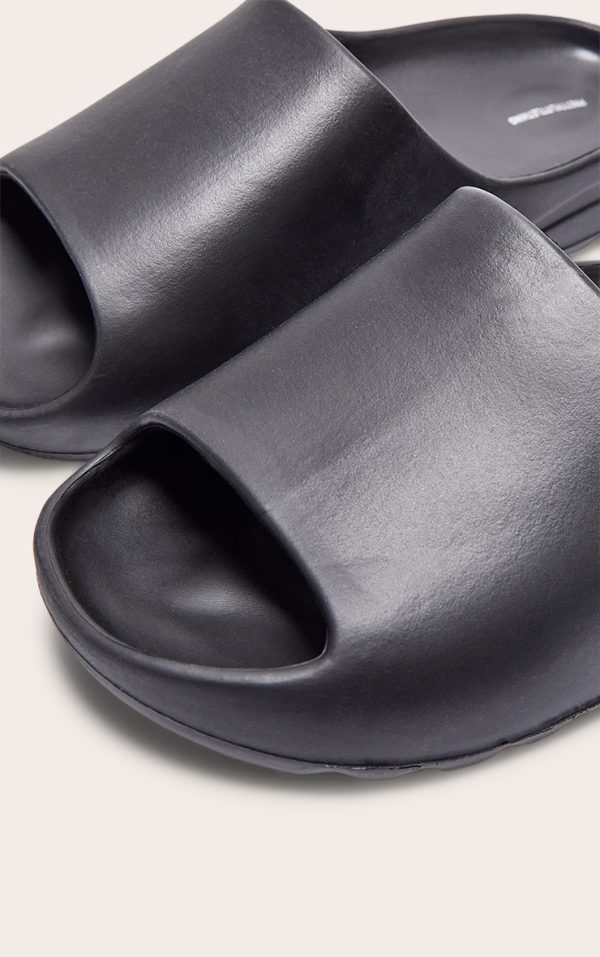 671fe7915a54d83120302b88abd46531fdf47169_CMP4736_4_black_rubber_ribbed_sole_sliders