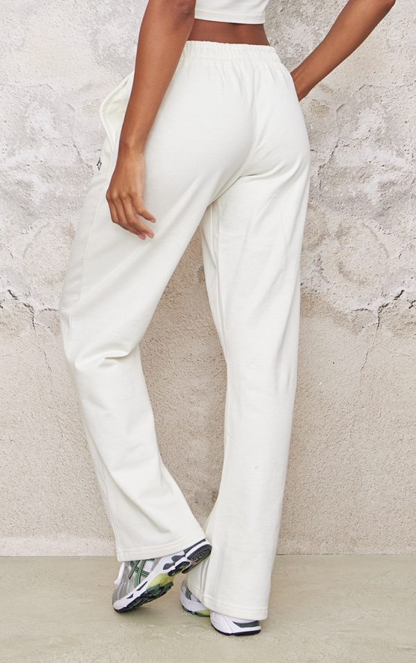 6727ed1e2b49e71c99df4e9f2b4e7af91e7b96c6_CNK4469_3_prettylittlething_cream_contrast_embroidery_wide_leg_low_rise_joggers