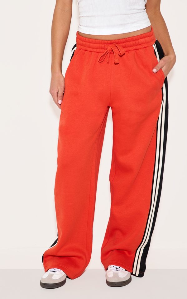 672d73ed470d147f82e0450dc6591cfe54d5690a_CNL7890_2_red_contrast_stripe_detail_wide_leg_joggers