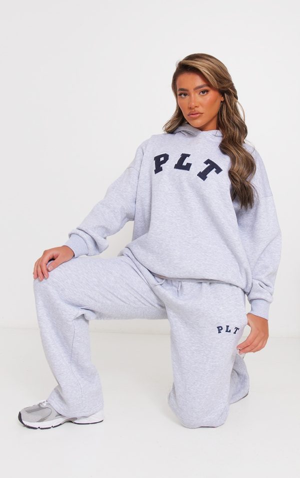 67357a96e465e79a1ab8110efd5697eaa0bdf447_CNI1456_3_prettylittlething_ash_grey_logo_oversized_hoodie