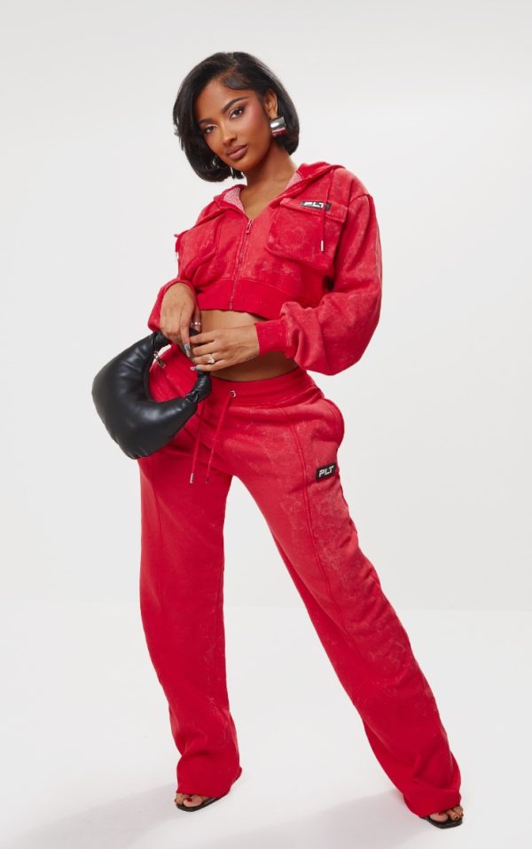 67c5f509163648411c882ce1d65edb5e7e7c91d9_CNK0466_3_prettylittlething_shape_washed_red_shape_cargo_cropped_hoodie