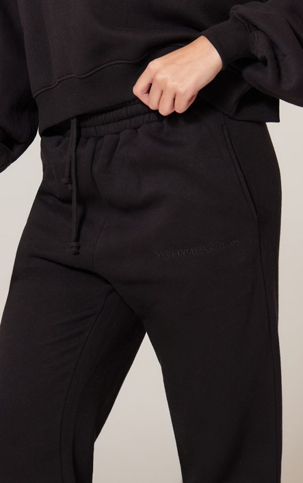 682b686ab546c61bd58a10193a2e5502c8c8466c_CNK6318_4_prettylittlething_black_oversized_embroidered_cuffed_joggers