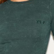 6a23c4cfba3eef1bae9803592f51d4edf0a0fc17_CNK5073_4_prettylittlething_forest_green_washed_longline_cotton_long_sleeve_fitted_t_shirt