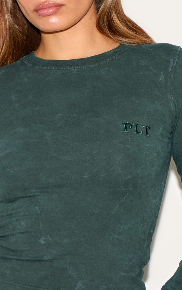 6a23c4cfba3eef1bae9803592f51d4edf0a0fc17_CNK5073_4_prettylittlething_forest_green_washed_longline_cotton_long_sleeve_fitted_t_shirt