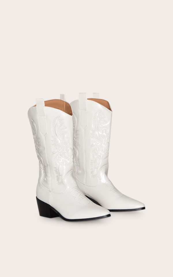 6a3f241aa9cb287886dc82bf1a08349c51d60cdb_CMW3420_2_white_wide_fit_point_toe_stitching_heeled_ankle_western_boots