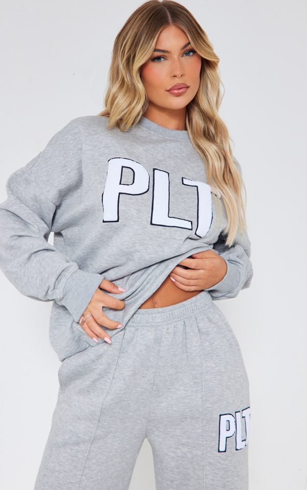 6b249d928b74af149be84df21f7a2aadc936c828_CNF8397_4_prettylittlething_ash_grey_borg_applique_wide_leg_joggers