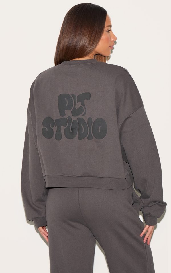 6b82728054a5ad1ae9cd257a1fe32fc79ff34c6e_CNK1375_2_prettylittlething_tall_charcoal_premium_studio_print_boxy_sweatshirt