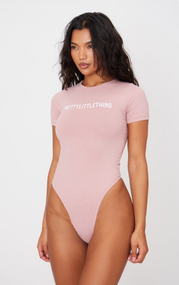 6d42a766dc91dbab6a7b9fdee5e48022c96bf315_CNF2379_2_prettylittlething_light_pink_logo_short_sleeve_bodysuit