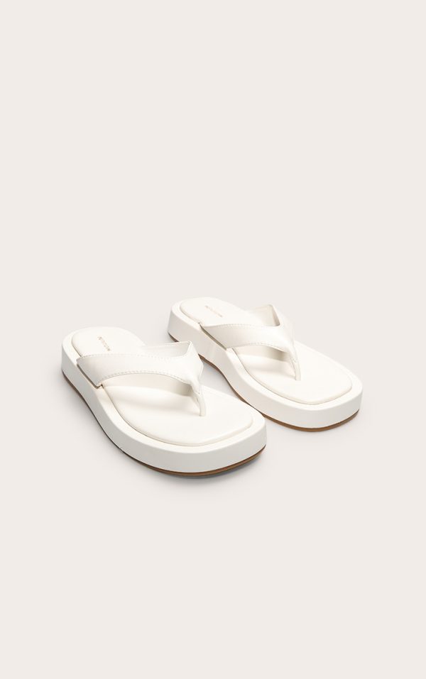 6ecf5af14e9282928e0065b735cd0377c77b5281_CNL6571_1_white_pu_round_toe_thong_flatform_sandals