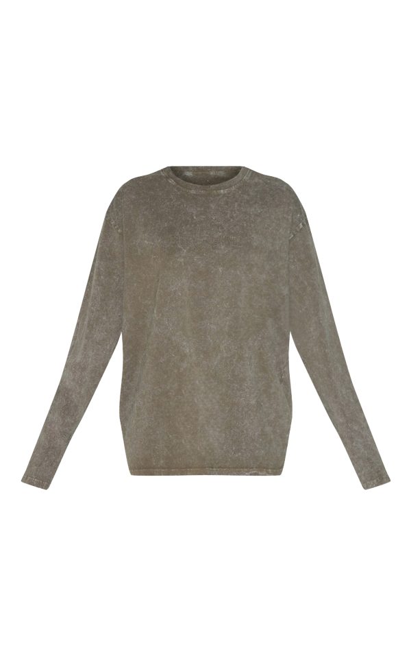 7015563e6814cb5d47857aff0b4acf33b1aac166_CNM0249_5_prettylittlething_olive_embossed_logo_washed_long_sleeve_t_shirt
