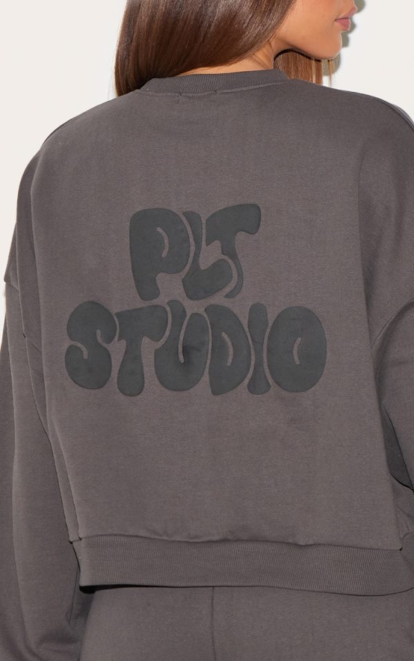 70b5e8986142761d1ccbaf5ced8ad733c4473c7e_CNK1375_4_prettylittlething_tall_charcoal_premium_studio_print_boxy_sweatshirt