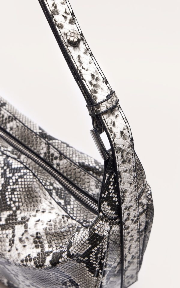 7172d8aead776bcc9befa91fc0949d752e460447_CNL9834_4_snake_print_oversized_pu_slouchy_shoulder_bag