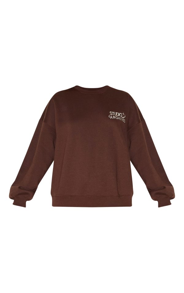 71bf5be374bf50adf66267a3ecf42d4c03468c4c_CNM4804_5_chocolate_studio_archives_embroidered_oversized_sweatshirt