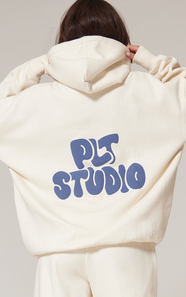 71c5142344d42eb1df5c8cfd5e1cef42e292e728_CNK1744_4_prettylittlething_sand_premium_studio_print_oversized_hoodie